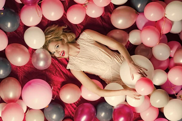 Женщина-ретро с воздушными шарами для вечеринок, праздник. Подвесить женщину на воздушных шарах, покраснеть круглым горшком . — стоковое фото