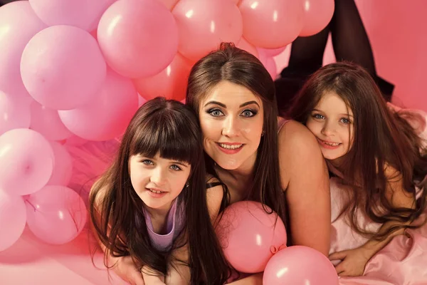 Hija de la madre. Niñas, mamá en globos rosados . — Foto de Stock