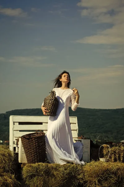 Летние каникулы, каникулы. Девушка в белом платье позирует на голубом небе — стоковое фото