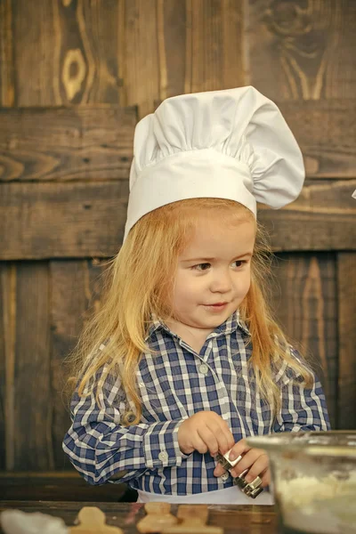 Mesleği Aşçı Çerez Kesici Ile Şef Şapkalı Çocuk Baker Ahşap — Stok fotoğraf