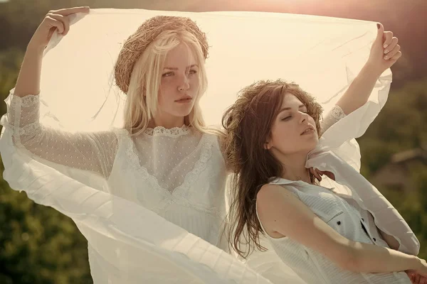 lezbiyen düğün. Sarışın ve esmer saçlar üzerinde saman çelenk kadınlarla