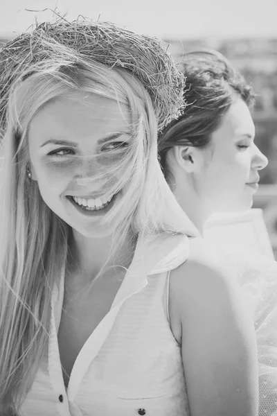 Boda lesbiana. Chica feliz sonriendo con corona de paja en la cabeza — Foto de Stock