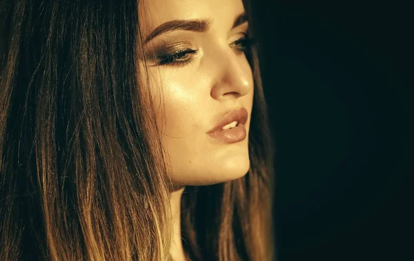 Sima, makyaj ve cilt bakımı. Kız ya da kadın ile yüz makyaj