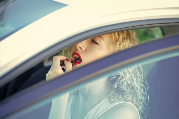 Verkehrsrecht. Frau oder Mädchen tragen roten Lippenstift auf Lippen im Auto auf — Stockfoto