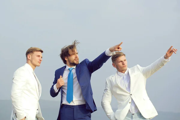 Concepto de lograr la meta. hombre y gemelos chicos en el cielo azul, negocio ágil — Foto de Stock