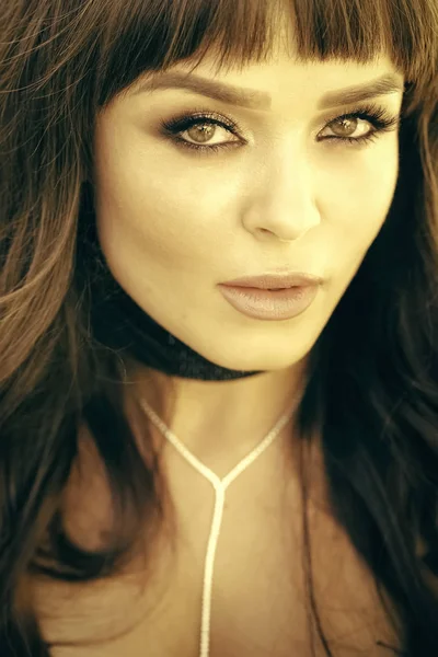 Güzellik ve saç şekillendirme salonu kadın veya kız yüz makyaj ile