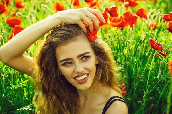 Le bonheur des femmes. jolie femme ou fille heureuse dans le champ de graines de pavot — Photo