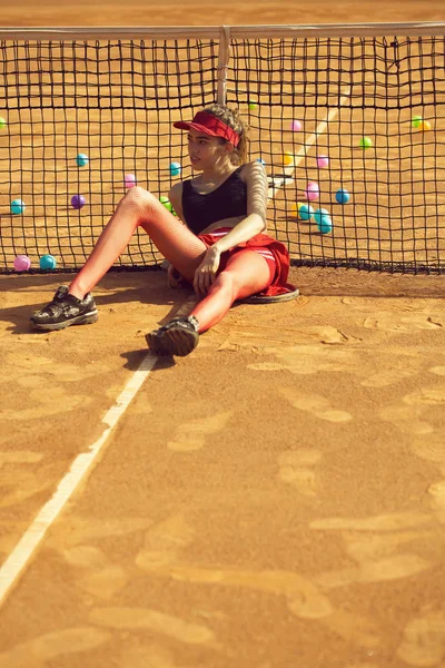 Pihenés után a tenisz torna. lány ül, és pihenjen a teniszpálya — Stock Fotó