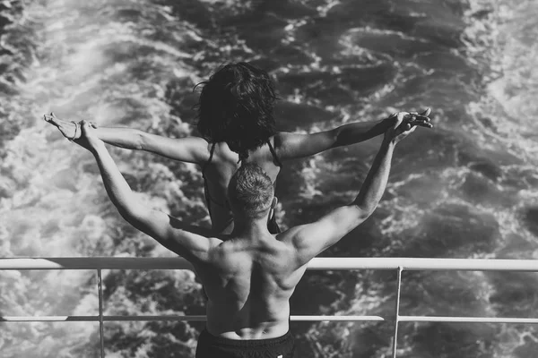 Pareja enamorada. Atractiva pareja no dude en disfrutar de vacaciones de verano. Concepto de libertad. Pareja desnuda se encuentra en la cubierta de crucero con ondas marinas en el fondo, vista trasera. Pareja enamorada viajando —  Fotos de Stock