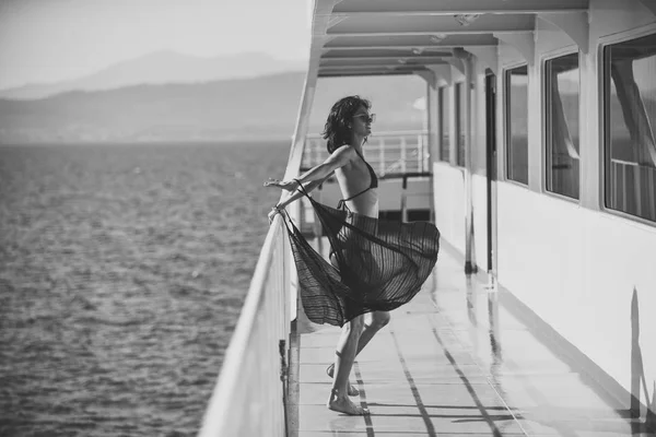 Concept de vacances. Femme sexy marcher sur le pont de paquebot de croisière avec la mer sur fond. Femme en bikini voyageant sur un bateau de croisière par temps ensoleillé. Nu jeune fille attrayante en vacances d'été — Photo