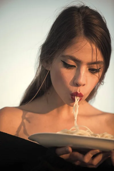 Blogger culinario. Mujer comiendo pasta como catador o crítico de restaurante. Macarrones italianos o espaguetis para la cena, cocinar. Chef mujer con labios rojos comer pasta. Dieta y alimentos orgánicos saludables, italia. Hambre —  Fotos de Stock