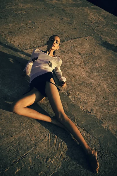 Son saatlerinde yanında bulunanlar ve cilt bakımı kozmetik. Makyaj yumuşak deri, kadın için gençlik. Uzun ince bacaklı kadına bak. Son saatlerinde yanında bulunanlar ve cilt bakımı, Kuaför kozmetik. Güzellik ve moda kız. Moda görünümünü