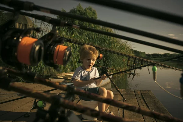 Il ragazzo sta pescando. Carino piccolo ragazzo pesca sul laghetto — Foto Stock