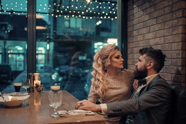 zarif çift. aşk ve romantizm. havada aşk var