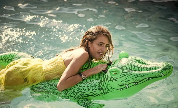 Chica en el cocodrilo. Mujer sexy en el mar con colchón inflable. Relájese en la piscina de lujo. Moda de piel de cocodrilo y chica en el agua. Aventuras de chica en cocodrilo. Vacaciones de verano y —  Fotos de Stock