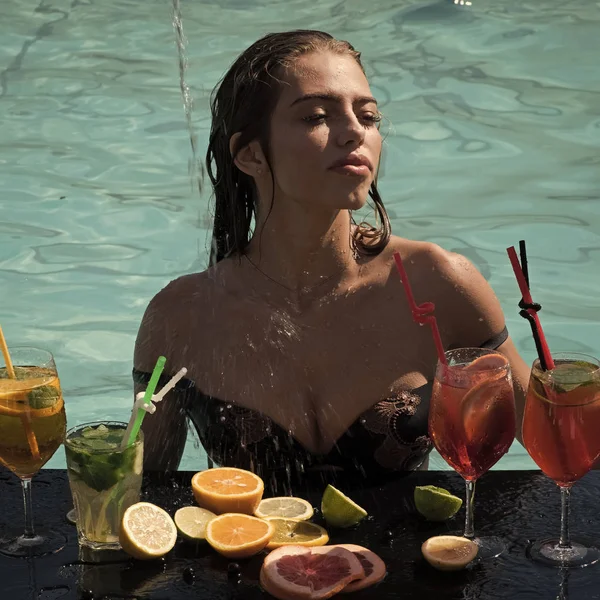 kokteyl parti. Kokteyl ve seksi kız havuzda.