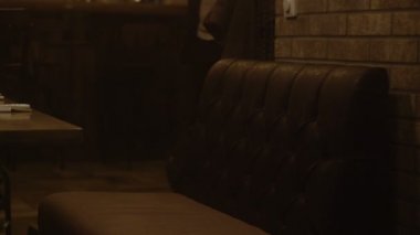 sakallı adam restorana geliyor