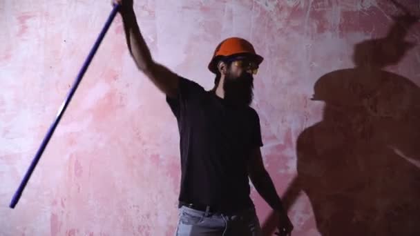 Homem pintor no trabalho leva a cor com pincel de pintura de rolo . — Vídeo de Stock