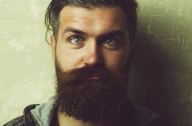 Yüz buruşturma. Şaşılık. aptal yüzündeki gözleri şaşı adam