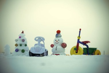 Noel ve yeni yıl. Kardan adam ve kar xmas ağacı üzerinde mavi gökyüzü