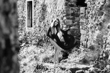 bir kızın moda portre. Harabeye kırmızı elbiseli seksi kadın