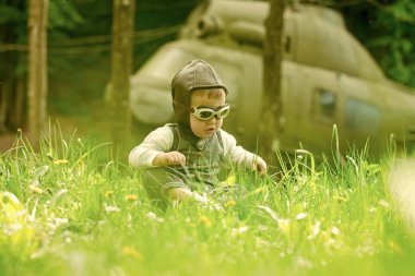 gelecekteki mesleği. Çocuk ve doğal zemin üzerine bulanık helikopter