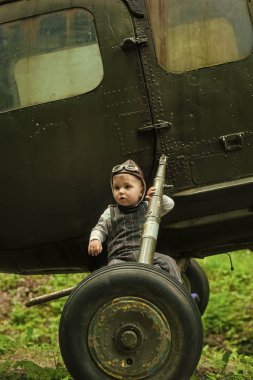 gelecekteki mesleği. Helikopter tekerlek üzerinde oturan çocuk