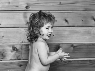 neşeli kıvırcık çocuk. Küçük mutlu çocuk