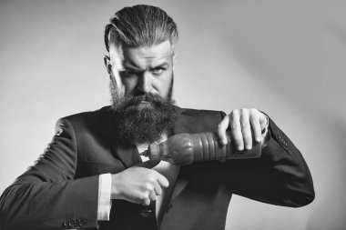 adam ketçap tutuyor. Ketçap şişesi ile sakallı adam