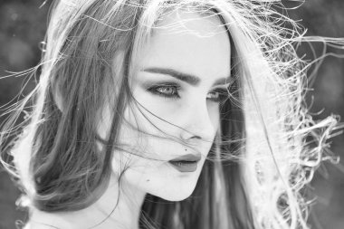 yüz tedavi. uzun saçlı güzel kız