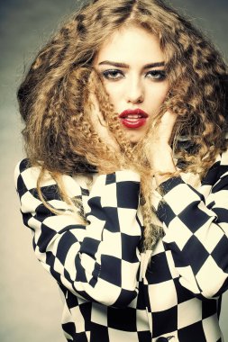 Bir kızın moda portre. Parlak görünümlü kadın portresi