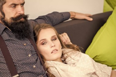 şehvetli çift birlikte dinlenme. Kafede genç çift