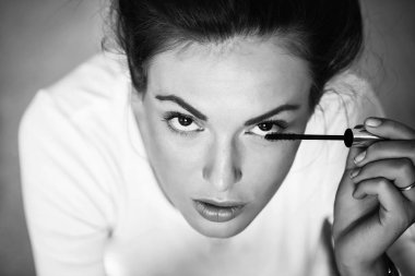 Kız maskara uyguluyor. maskara ile oldukça şirin kız