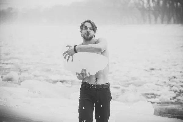 Férias de inverno e atividade. Homem com peito muscular nu segurar grande bloco de gelo . — Fotografia de Stock