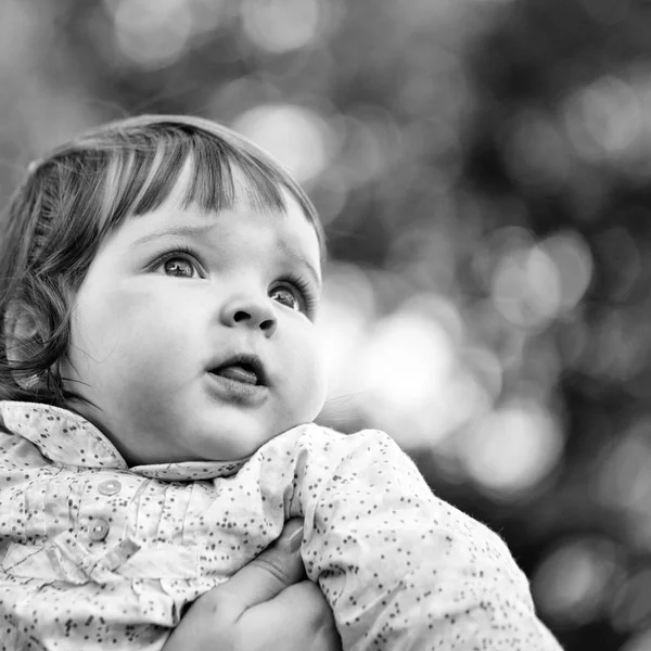 Çocuk umutla görünüyor. Güzel bebek kız