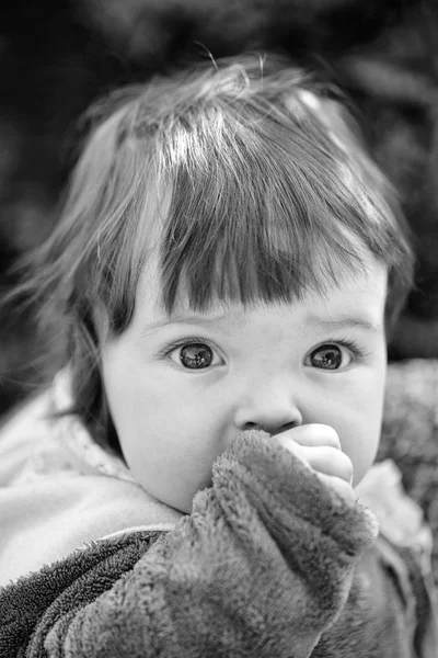 Çocuk umutla görünüyor. Güzel bebek kız