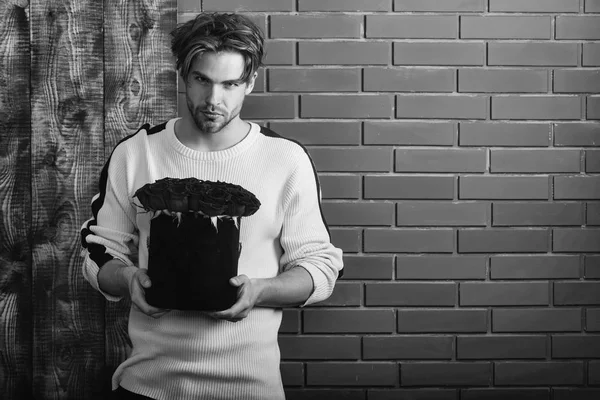 bir buket gül olan adam. sakallı adam kutusunda mevcut olarak kırmızı gül çiçekler tutar