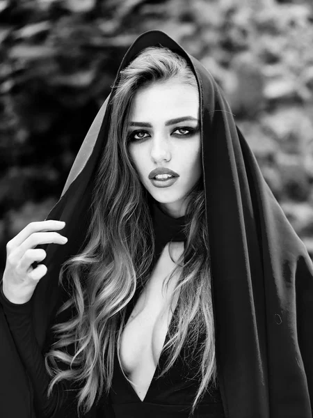 Genç bir kızın moda portre. Seksi genç kadın uzun saçlı