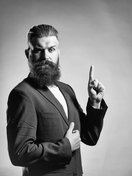 Бородатий красивий чоловік в піджаку — стокове фото