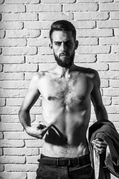 ince adam. tuğla zemin üzerine ince çıplak gövde ile ince sakallı adam