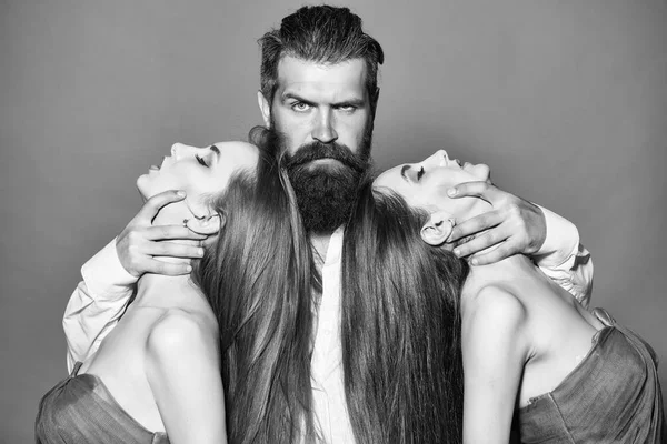 Trahison et amour. Homme barbu et deux femmes — Photo