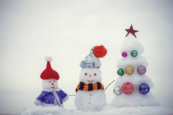 Rodzina snowmen. Bałwanki z uśmiechniętych buziek w odzież — Zdjęcie stockowe