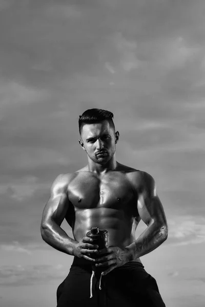 Nutrición deportiva. Hombre musculoso húmedo con botella de agua — Foto de Stock