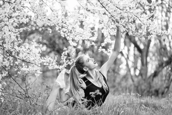 bahar yaz açık rekreasyon. Çiçeği güzel kız
