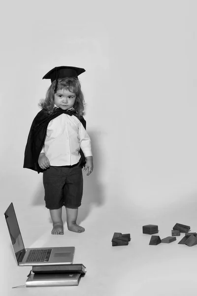 Uma criança sabe-tudo. menino educação com blocos de madeira isolados — Fotografia de Stock