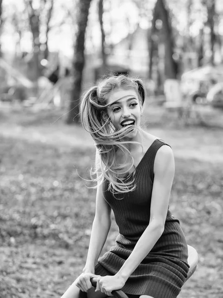 kadın bir salıncakta biniyor. Salıncak üzerinde oynak kadın