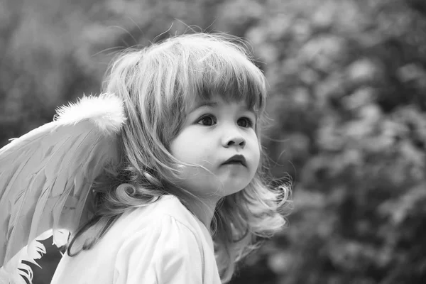 Enfant ange. petit garçon dans les ailes d'ange — Photo