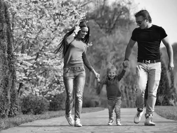 Full-fledged family. Happy family in blooming park — Stock Photo, Image