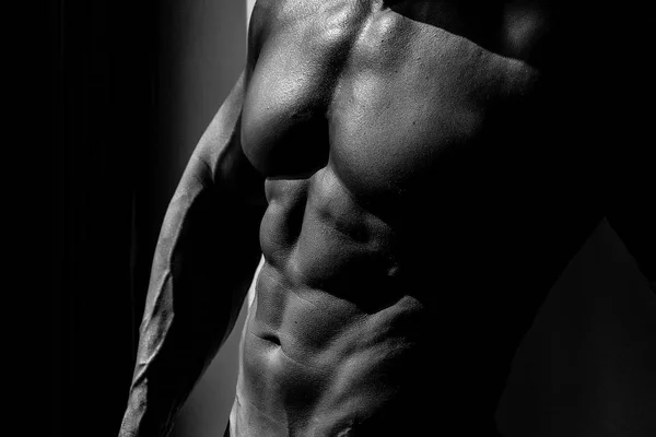 Corpo masculino treinado. Torso masculino muscular — Fotografia de Stock