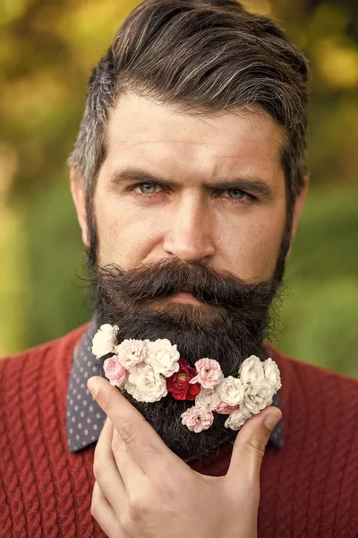 Homem elegante com flores em sua barba. Homem com flores na barba — Fotografia de Stock